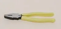 Tenaza de 8" con corte y sierra para poder tirar con facilidad.